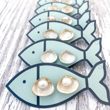 pearl clam shell studs-mother of pearl/silver