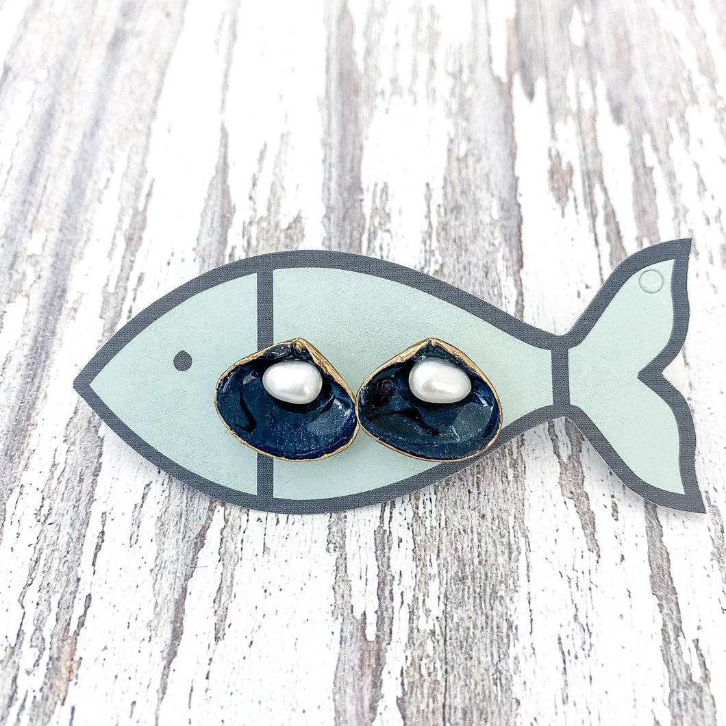 pearl clam shell studs-navy/gold