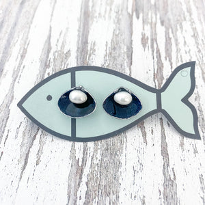 pearl clam shell studs-navy/silver