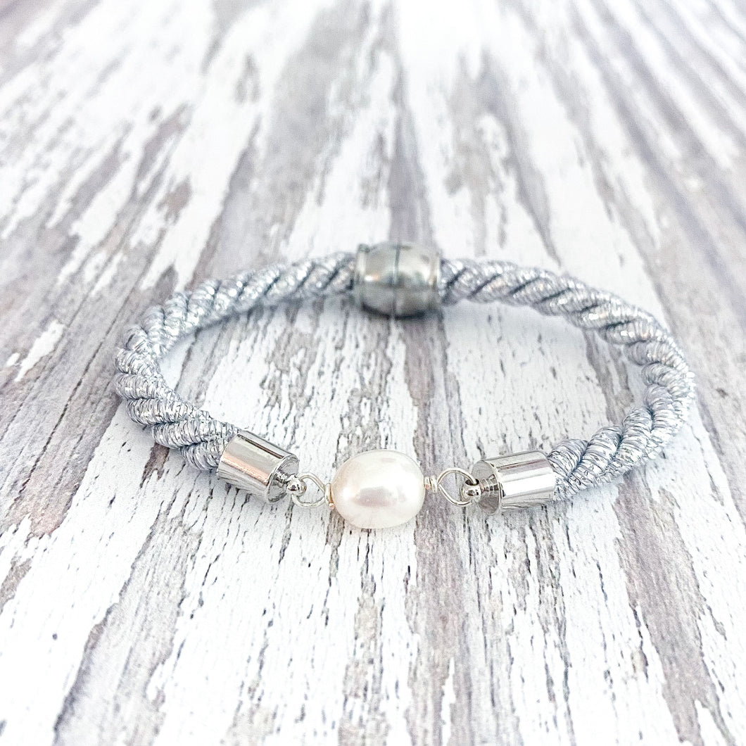 pearl girl bracelet (silver twist)