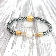 pearl girl bracelet (black and white)