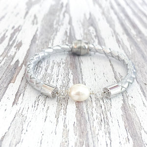 pearl girl bracelet (silver leather)