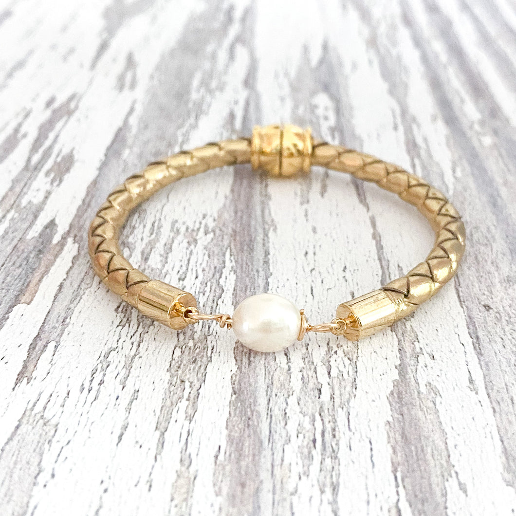 pearl girl bracelet (gold leather)