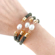 pearl girl bracelet (black and gold)