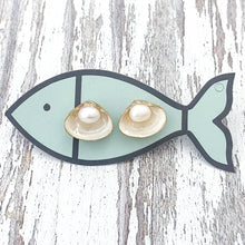 pearl clam shell studs-mother of pearl/gold