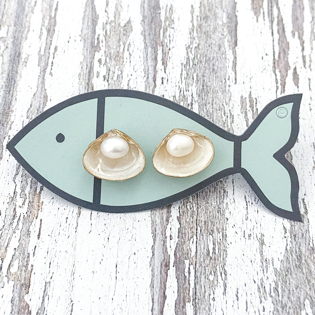 pearl clam shell studs-mother of pearl/gold