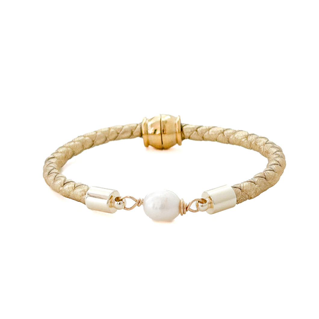 pearl girl bracelet (gold leather)