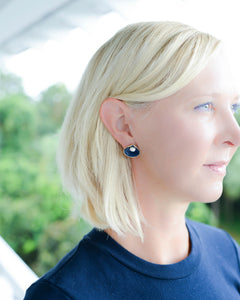 pearl clam shell studs-navy/silver