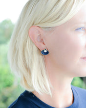 pearl clam shell studs-navy/gold