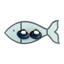 pearl clam shell studs-navy/gold