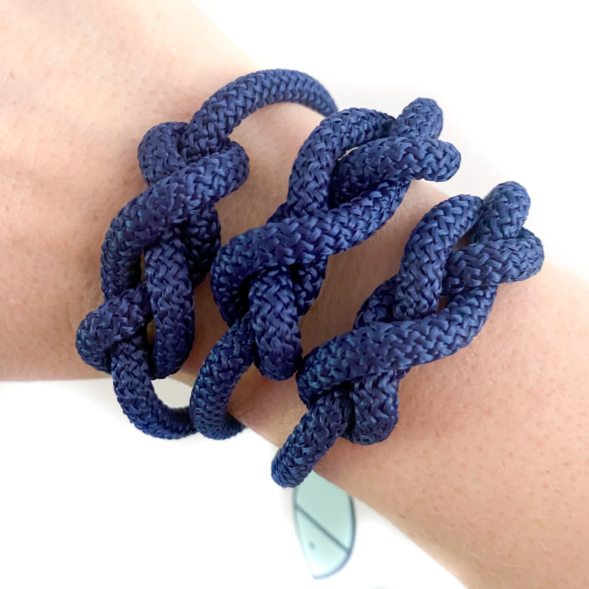 Knots and fiber bracelets: how to adjust the slip-knot rope bracelet